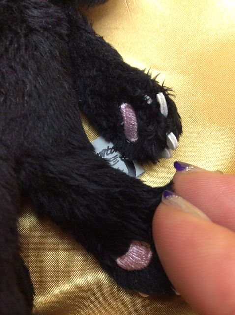 猫のスクラッチボールチェーンマスコット黒の爪部分のクローズアップ画像