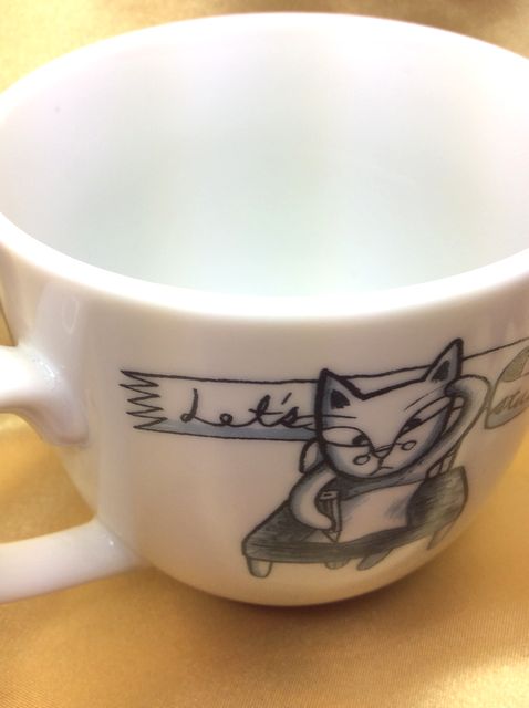 Ｓｈｉｎｚｉ　Ｋａｔｏｈの可愛い４匹の猫蓋付マグカップの頭掻きネコの部分のクローズアップ画像