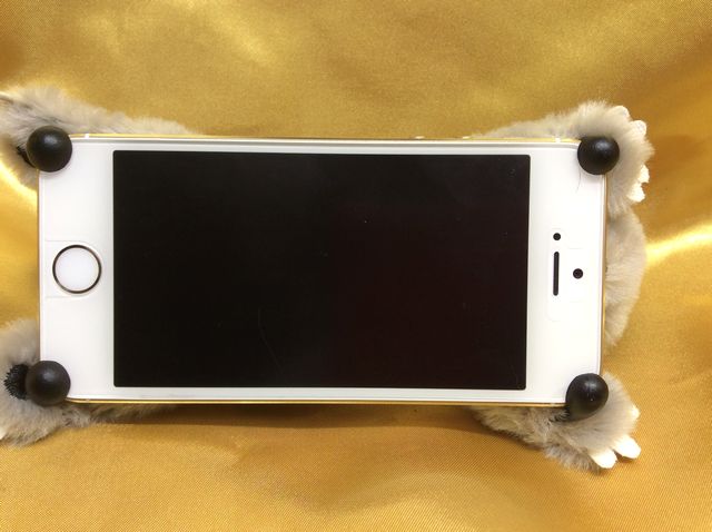 スクラッチぬいぐるみタイプアイフォンアクセサリー・マスコットをアイフォンに取り付けた正面からの画像