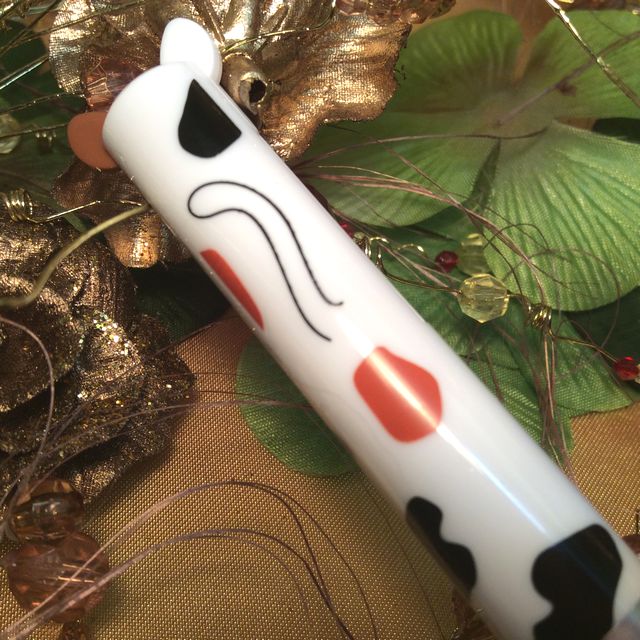 ２色のボールペン「mimiペン」の三毛猫バージョンの後ろ姿の画像