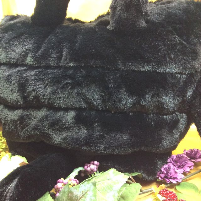 縫いぐるみタイプのフェザールバッグ黒猫のしっぽ部分のクローズアップ画像