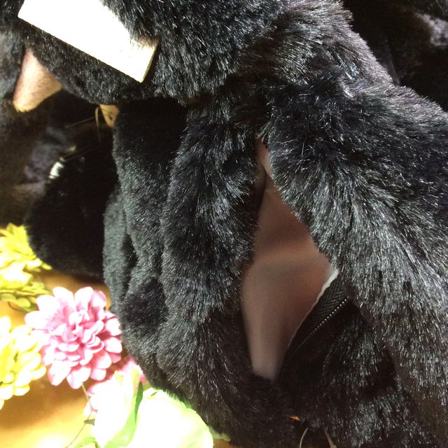 縫いぐるみタイプのフェザールバッグ黒猫の脇の部分のクローズアップ画像