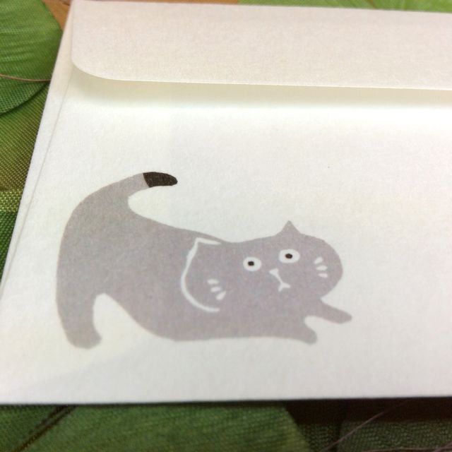 はねうたゆみこさんの猫まめふみ箋セットの封筒のグレー色の猫のクローズアップ画像