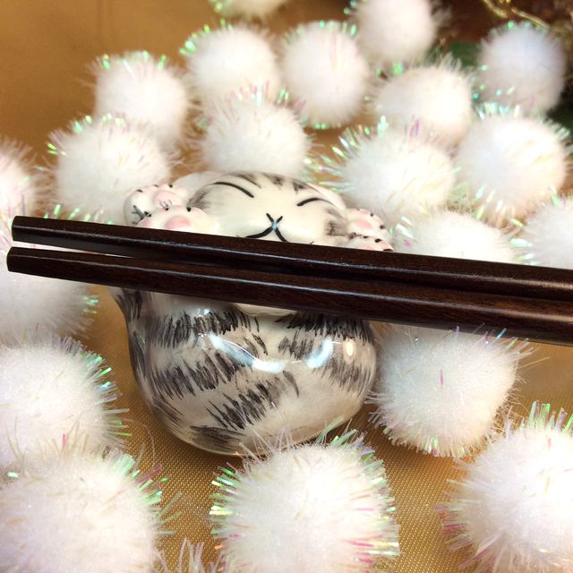 池田あきこ先生のわちふぃーるどダヤンの置物にもなる箸置きにゃんキューに箸をおいた画像