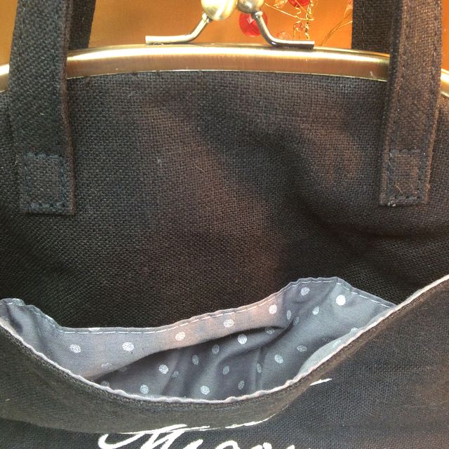 ルートート黒猫がま口セカンドバッグ後ろ側のポケット部分のクローズアップ画像