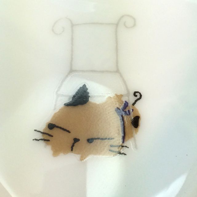 かとうしんじ先生のアニーブンキャットハート型小皿の横目の茶色猫のクローズアップ画像