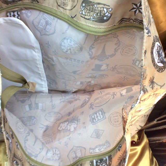 ルートートのルーショッパーヨーロッパ調猫柄バッグの天ファスナーを開いた内側の画像