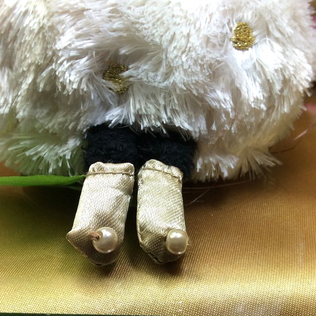 マタノアツコ先生のおしゃまで可愛い黒猫のマシュマロヌイグルミのパール飾りが付いた靴部分のアップ写真