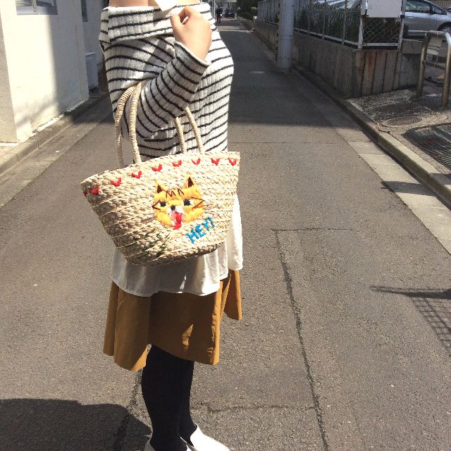 ルートートカゴバッグ刺繍トラ猫顔をモデルさんが腕に掛けて持ったところ