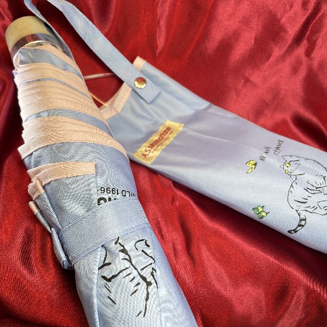 マンハッタナーズの折りたたみ傘ワンポイント柄ライトブルー色と傘袋の画像
