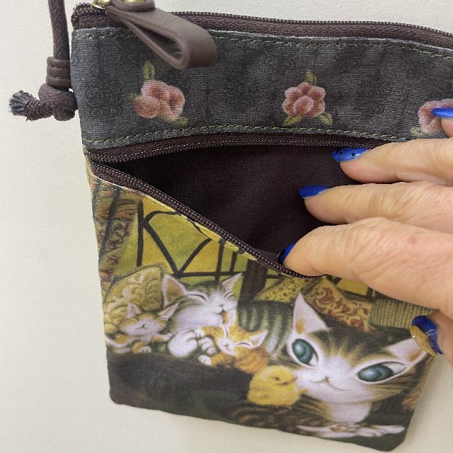 猫のダヤンのパスポートポシェット「アルスのダヤン」柄のオモテ側のポケット画像