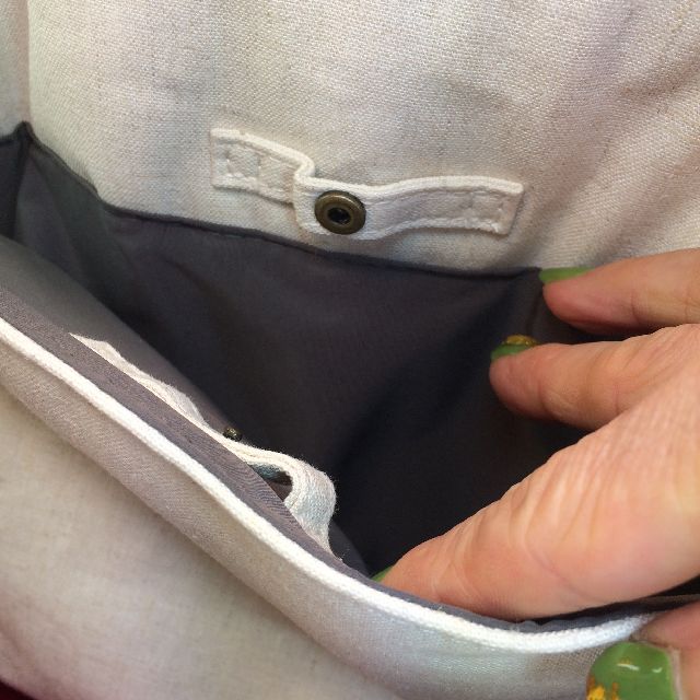 ルートート猫柄がま口バッグの背面のポケット画像