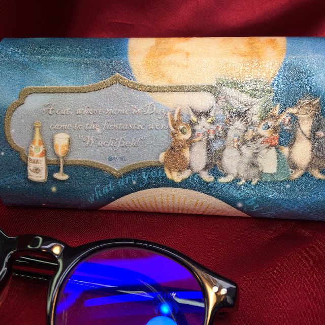 猫のダヤンの折りたたみメガネケース月に乾杯柄の背面画像