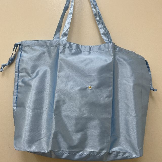 マンハッタナーズのレインバッグ「ミケちゃんの花冠」柄のブルー色の背面画像