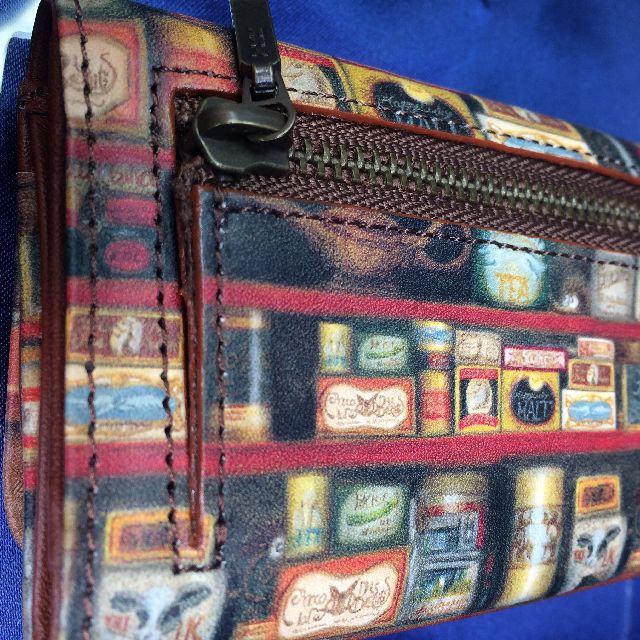 猫のダヤンの本牛革三つ折り財布「グロッサリー」柄の背面の画像