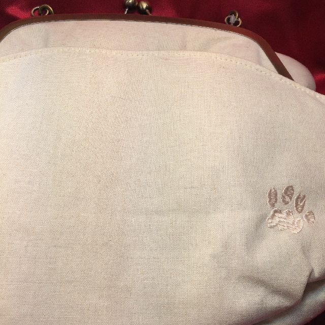 ルートート猫柄がま口バッグの背面の刺繍柄の画像