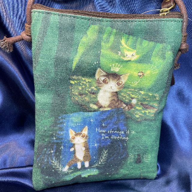 猫のダヤンのパスポートポーチ森の王さま柄の背面の画像