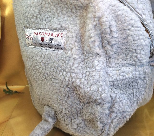 クスグルジャパンネコザワさんの丸いボア生地バッグの背面側画像