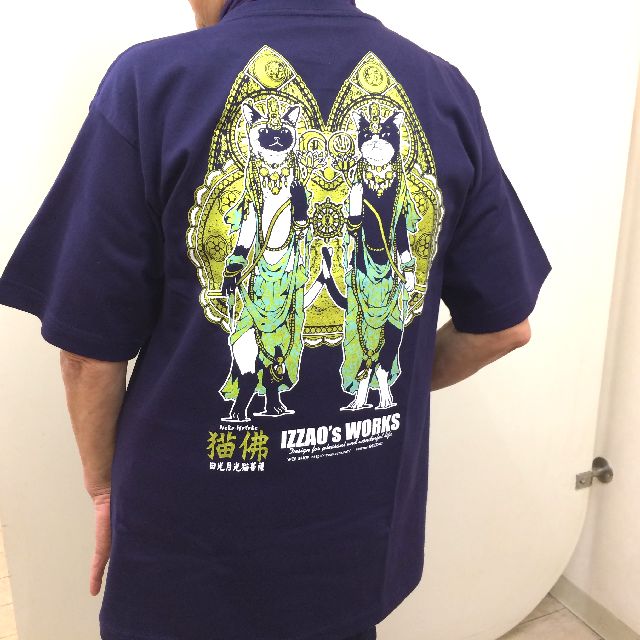 IZZAO'S WORKS日光月光菩薩Tシャツを着た背中側画像