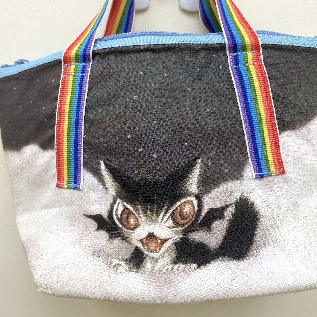 猫のダヤンの保温保冷バッグ・昼の虹夜の虹柄の背面側の画像