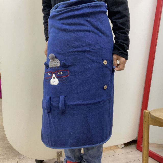 クスグルジャパンのひざ掛けネコザワ柄ネイビー色を腰に巻いた画像