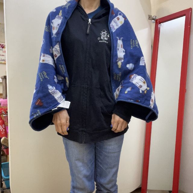 クスグルジャパンのひざ掛けネコザワ柄ネイビー色を腕に巻いた画像