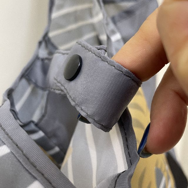 大西賢のコンビニエコバッグチャトラ猫柄グレー色の内側のボタン画像
