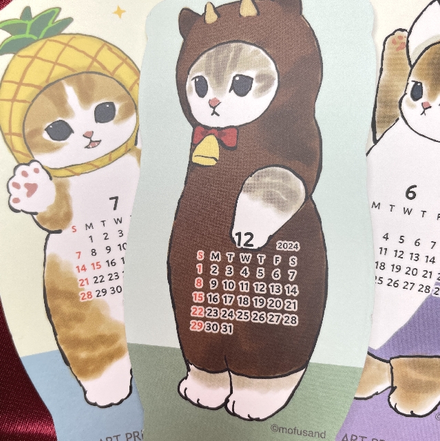 mofusandぢゅのの2024年卓上ダイカットカレンダー被り物柄の12月の画像