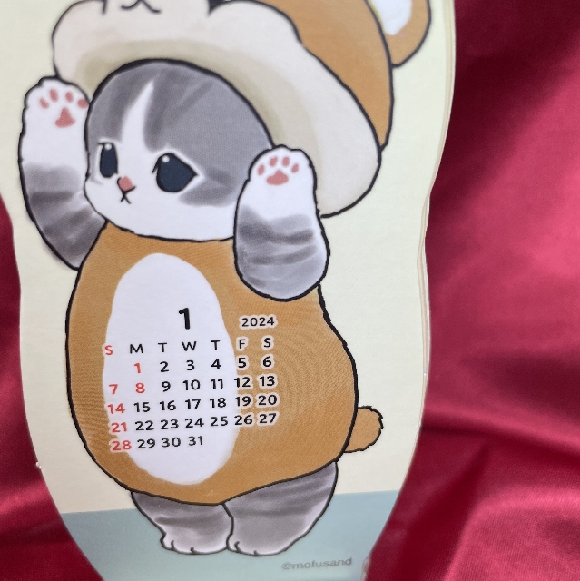 mofusandぢゅのの2024年卓上ダイカットカレンダー被り物柄の1月の画像