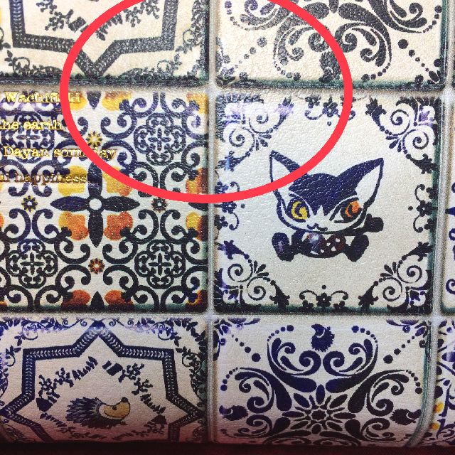 猫のベベダヤンのラウンドファスナー長財布タイル柄のオモテ側の絵柄の角部分のクローズアップ画像
