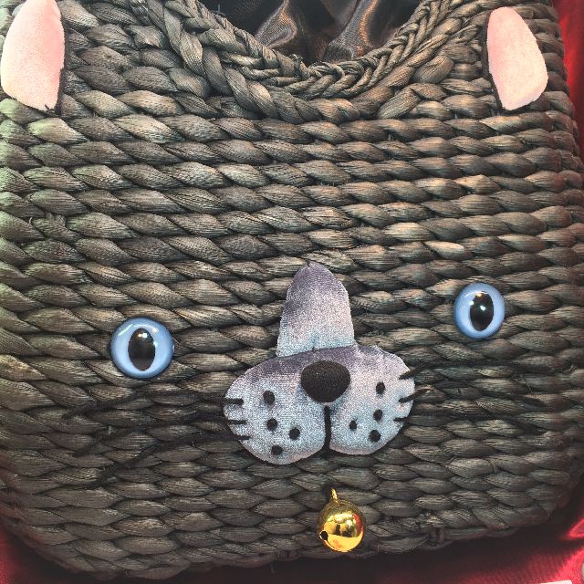 ルートートのカゴバッググレー猫の顔のクローズアップ画像