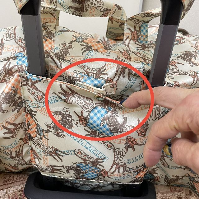 猫のダヤンの折りたためるボストンバッグ「椅子とダンス」柄の背面側のスナップボタンの画像