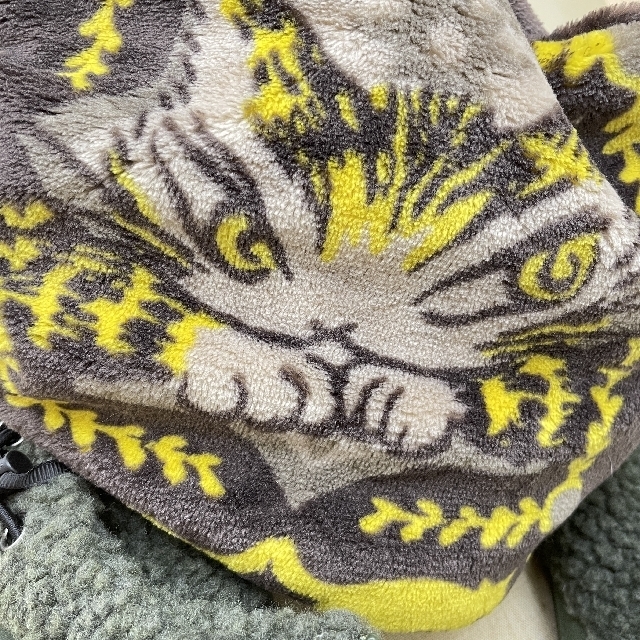 猫のダヤンのネックウォーマー腕組みダヤン柄のクローズアップ画像