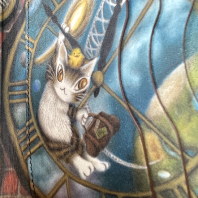 猫のダヤンの二つ折り財布「大時計」柄の絵柄のクローズアップ画像