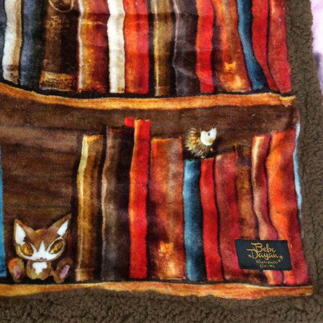 猫のベベダヤンのひざ掛け古書柄のオモテ側の絵柄のクローズアップ画像