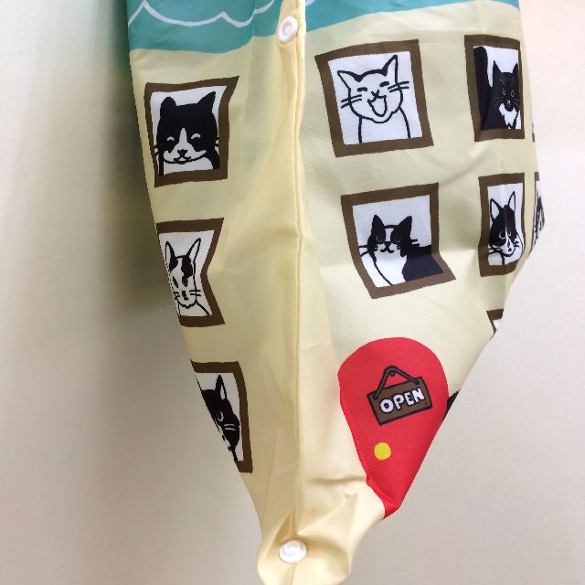 白黒猫エコバッグの脇のボタン部分のクローズアップ画像