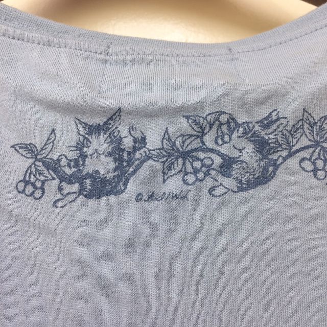 猫のダヤンのクルーネック7分袖Tシャツ「GOLDEN HARVEST」柄の背中の絵柄のクローズアップ画像