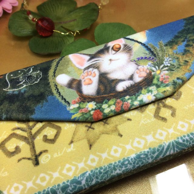 ダヤンの折りたたみメガネケース夏至祭りを折りたたんで、メガネ拭きを添えた画像