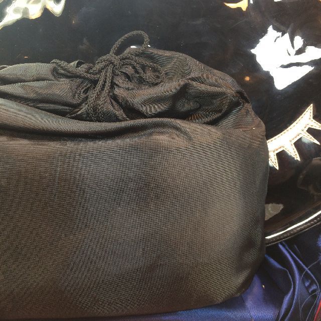 「おすましプーちゃん」ビニールトートバッグブラックに付属の巾着袋の画像