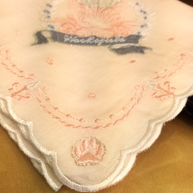 ダヤンの薄手刺繍ハンカチの肉球刺繍とダヤンの顔の刺繍部分のクローズアップ画像