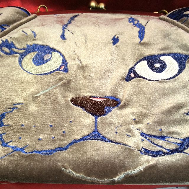 ルートート猫刺繡がま口バッグの柄をクローズアップした画像
