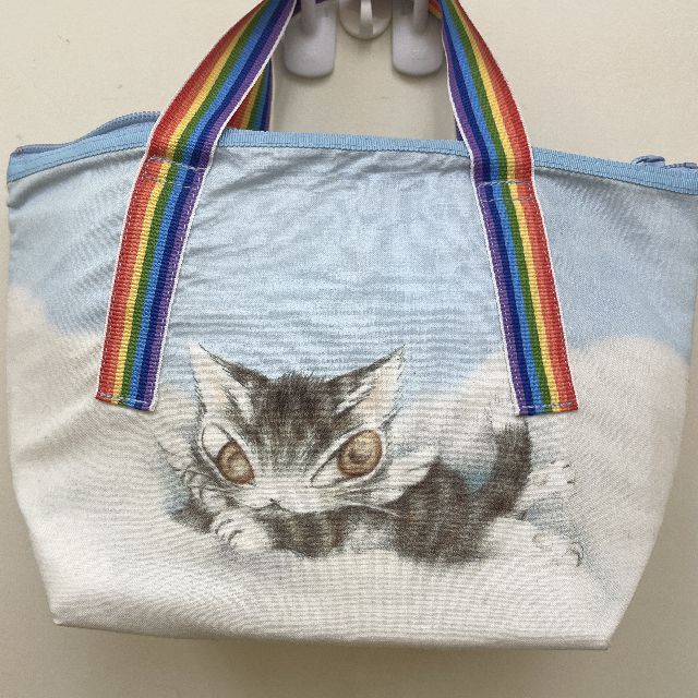 猫のダヤンの保温保冷バッグ・昼の虹夜の虹柄のオモテ側の画像