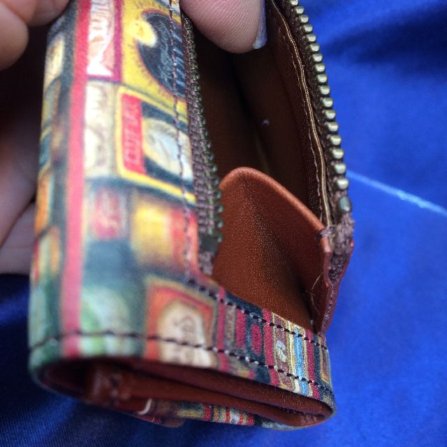 猫のダヤンの本牛革三つ折り財布「グロッサリー」柄のファスナーポケットの画像