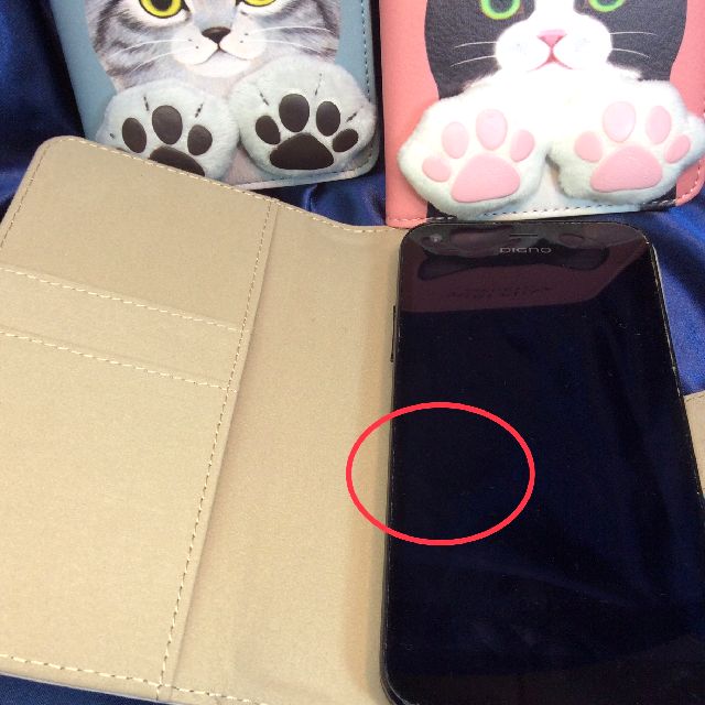 フェリシモ猫部肉球付きスマホケースのスライドシートにスマホを貼りつけた画像