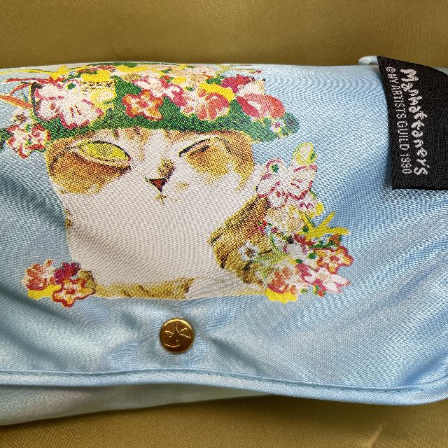 マンハッタナーズのレインバッグ「ミケちゃんの花冠」柄のブルー色を折り畳んだ画像
