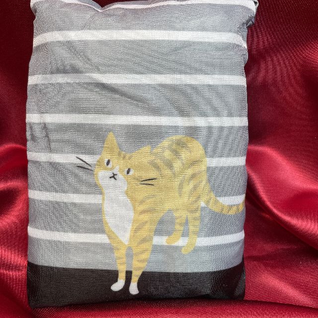 大西賢のコンビニエコバッグチャトラ猫柄グレー色を畳んだオモテ側画像