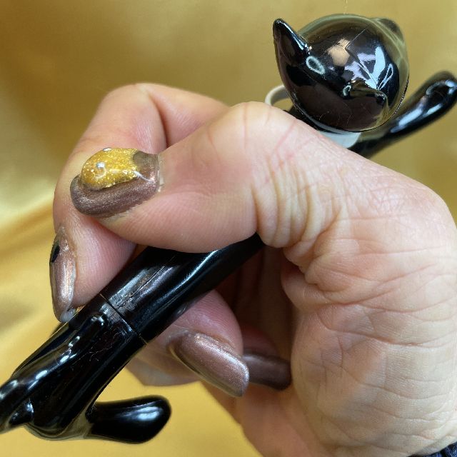 大西賢の猫型ボールペンCAT STYLE PEN BLACK を手に持った画像