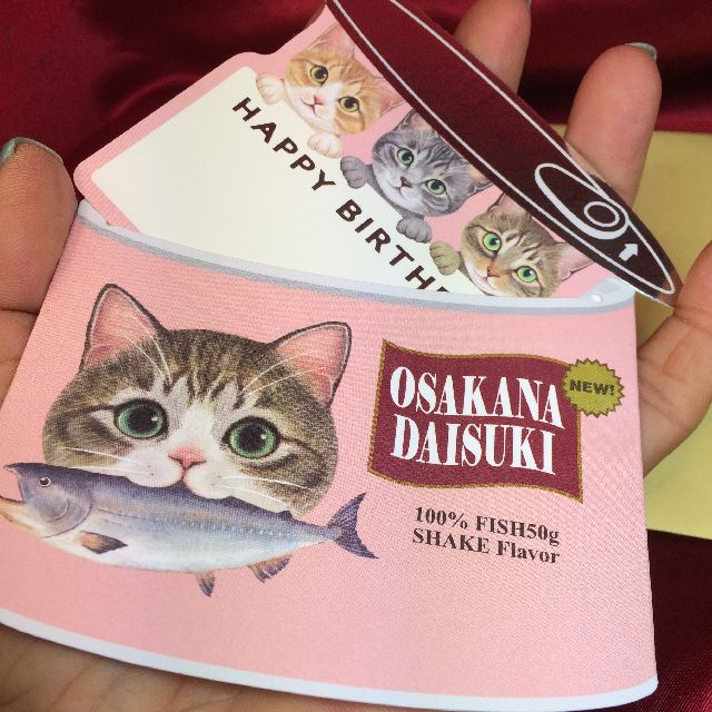 フェリシモ猫部のバースデーカード猫缶ピンク色を手に持った画像