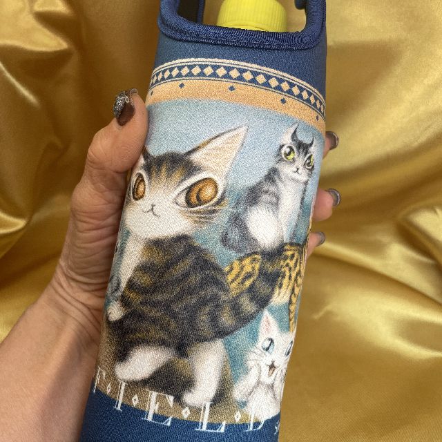 猫のダヤンのネオプレーンボトルケースWCC柄を手に持った画像