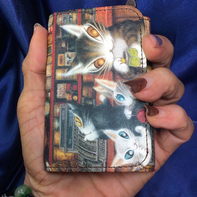 猫のダヤンの本牛革三つ折り財布「グロッサリー」柄を手に持った画像
